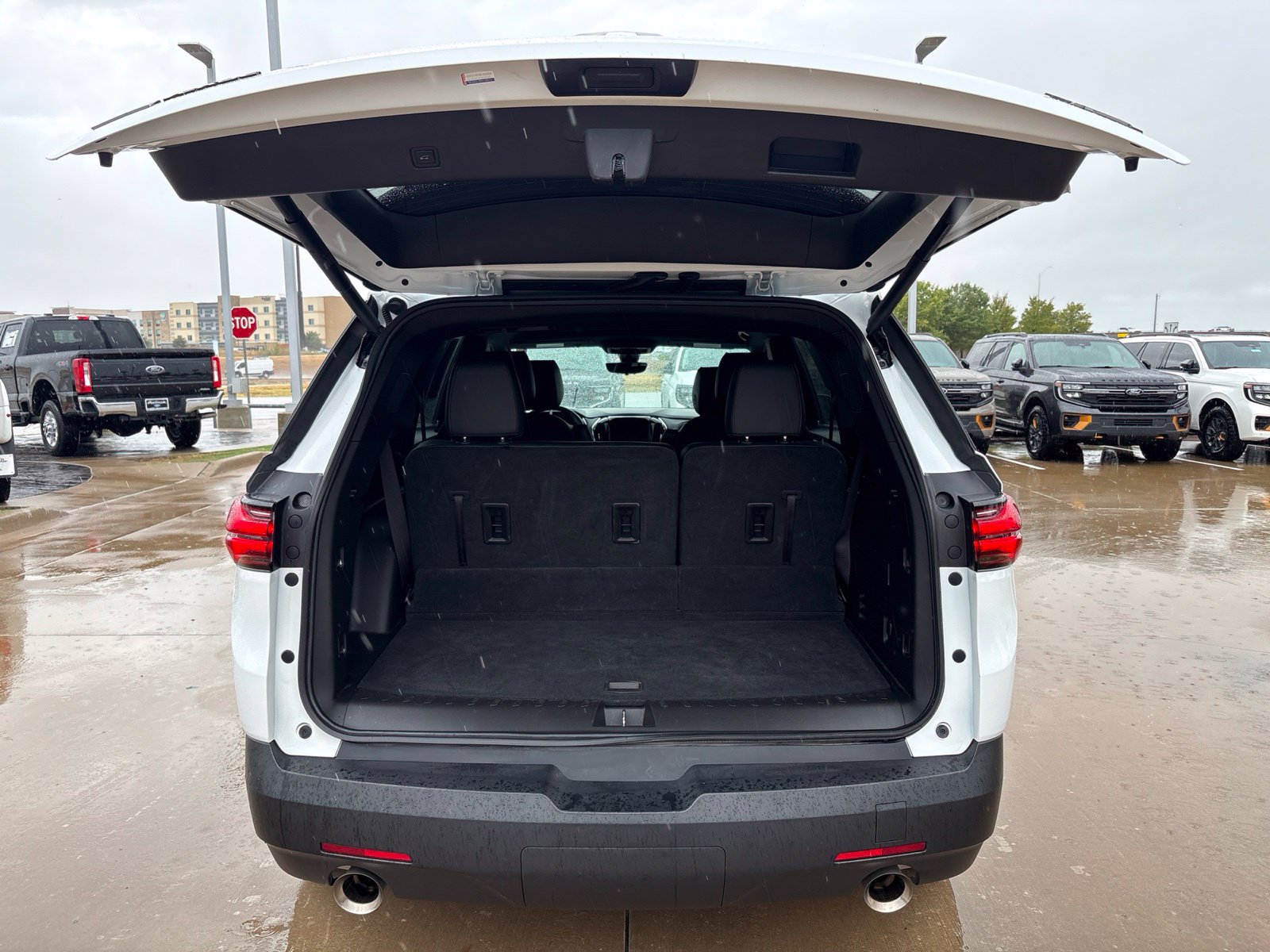 Used 2024 Chevrolet Traverse RS FWD image 16