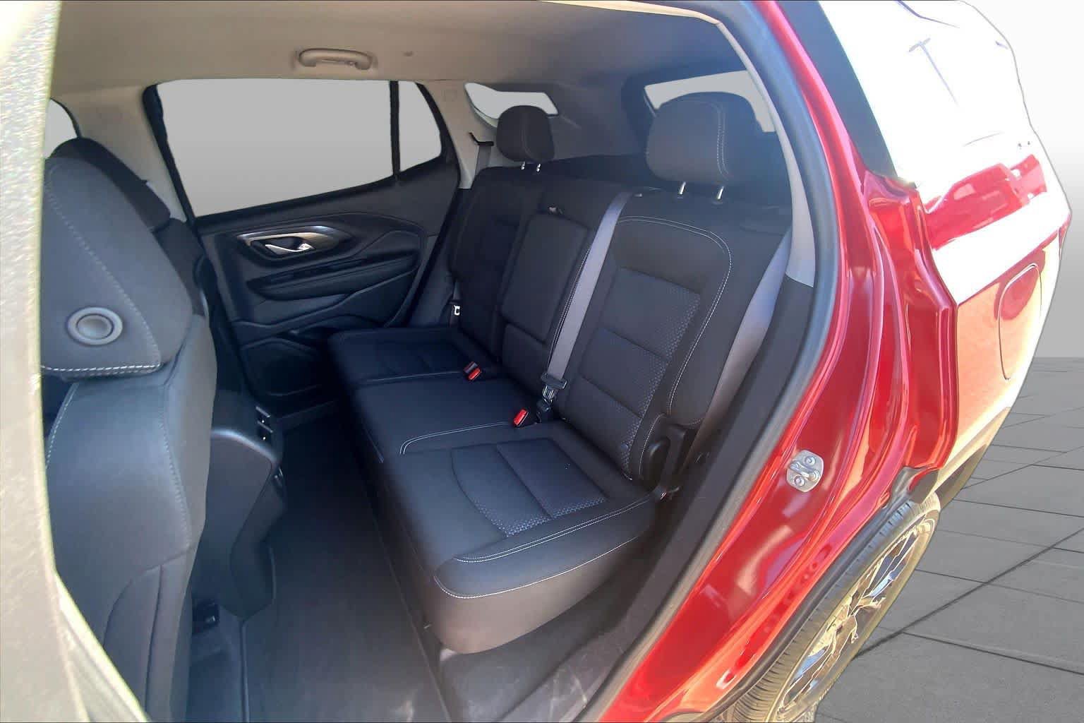 Used 2024 GMC Terrain SLE w/ Driver Convenience Package FWD image 21