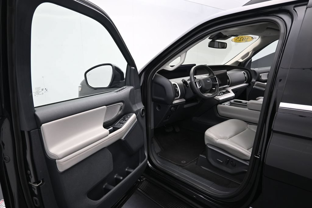 Certified 2025 Ford Expedition Active AWD/4WD image 12