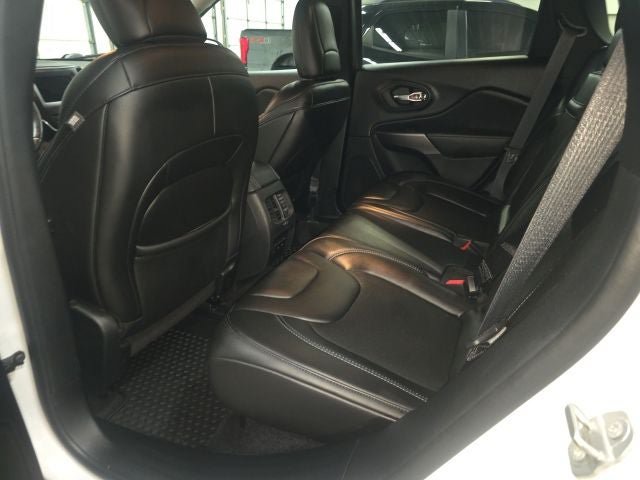 Used 2019 Jeep Cherokee Latitude Plus w/ Cold Weather Group AWD/4WD image 14