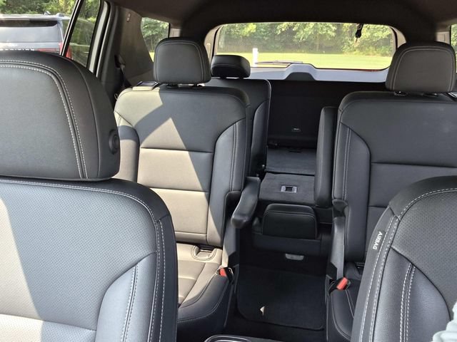 Used 2025 Chevrolet Traverse LT FWD image 24