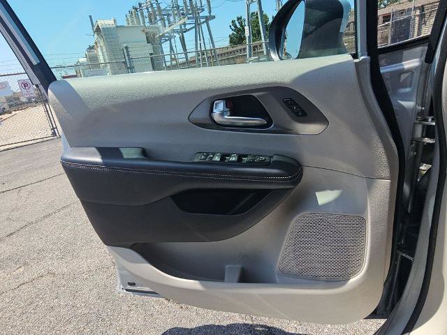 Used 2023 Chrysler Pacifica Touring-L FWD image 26