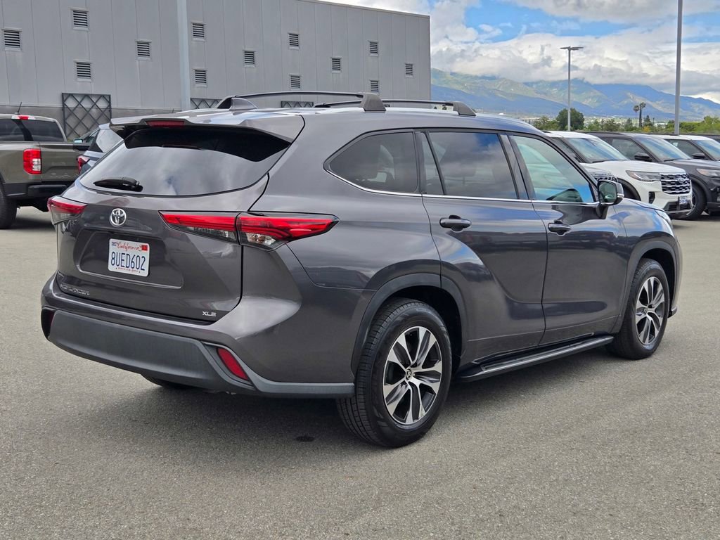 Used 2021 Toyota Highlander XLE FWD image 4