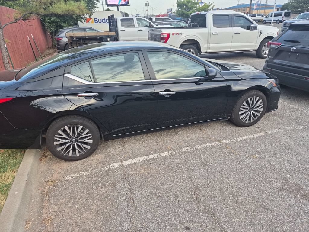 Used 2025 Nissan Altima 2.5 SV FWD image 16