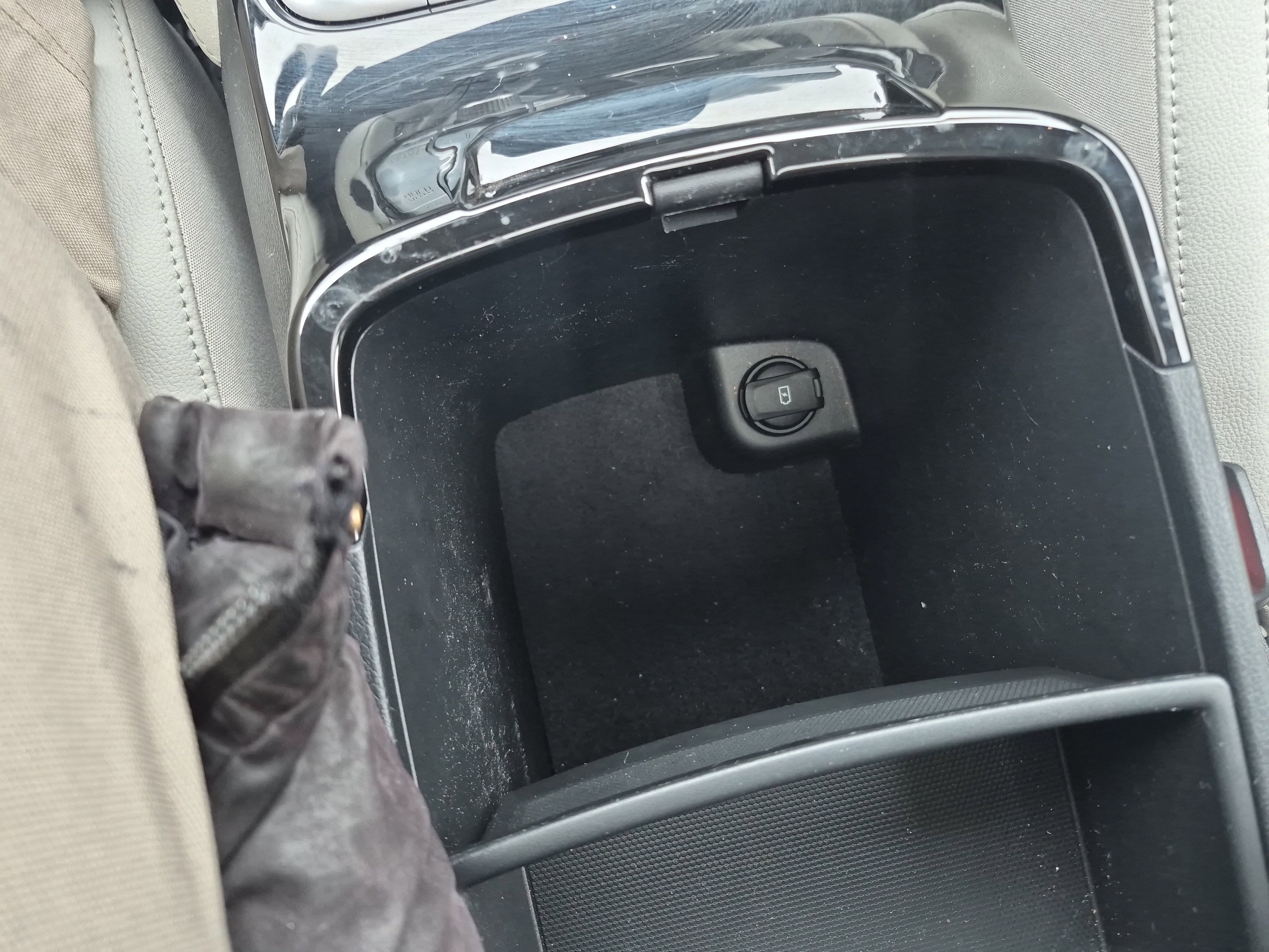 Used 2024 Kia Telluride EX w/ EX Captain's Chair Package image 30