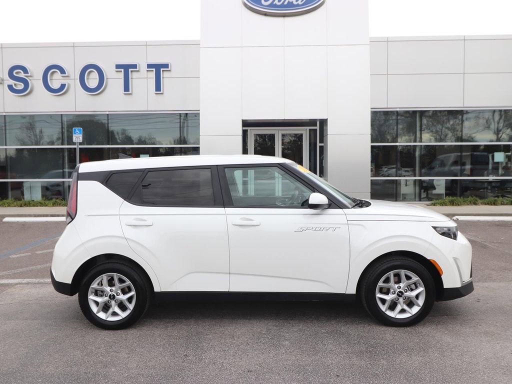 Used 2025 Kia Soul LX w/ LX Technology Package image 16