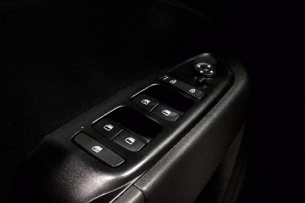 Used 2025 Hyundai Venue SEL FWD image 25