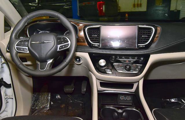 Used 2023 Chrysler Pacifica Limited image 17