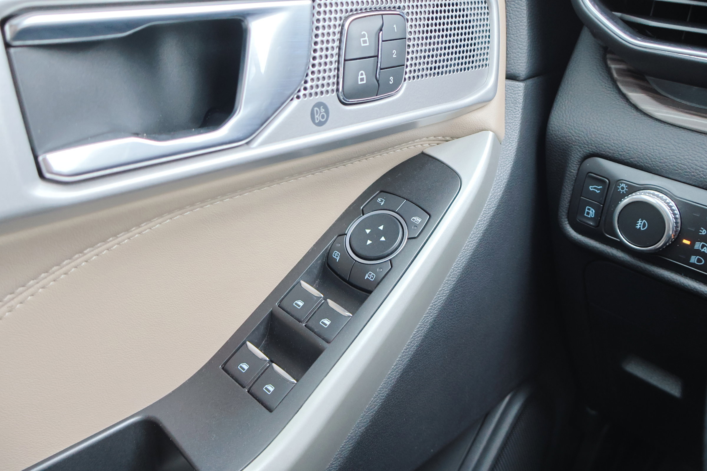 Certified 2021 Ford Explorer Limited w/ Hybrid Equipment Group 310A image 16