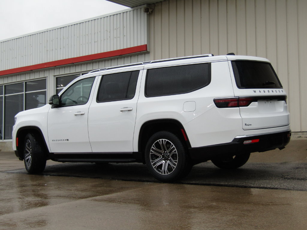 Used 2025 Jeep Wagoneer L Series II AWD/4WD image 10