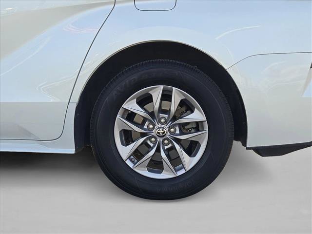 Used 2022 Toyota Sienna XLE FWD image 23