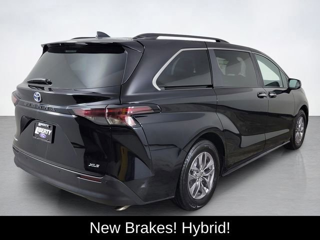 Used 2025 Toyota Sienna XLE w/ XLE Plus Package image 5