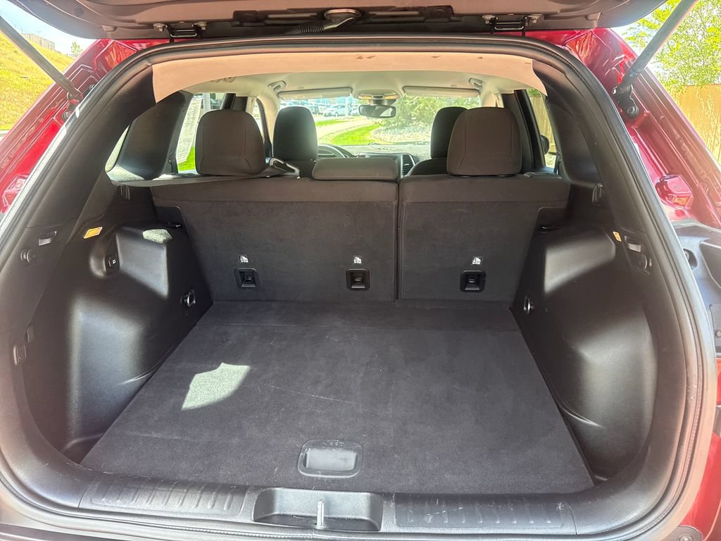 Used 2021 Jeep Cherokee Latitude FWD image 8