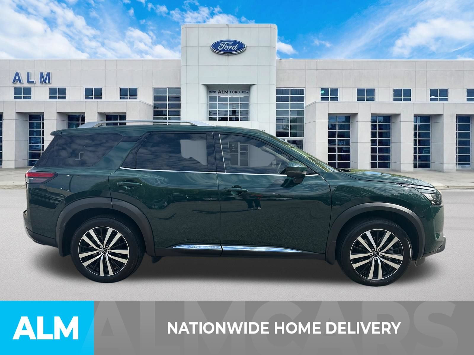 Used 2025 Nissan Pathfinder Platinum FWD image 4
