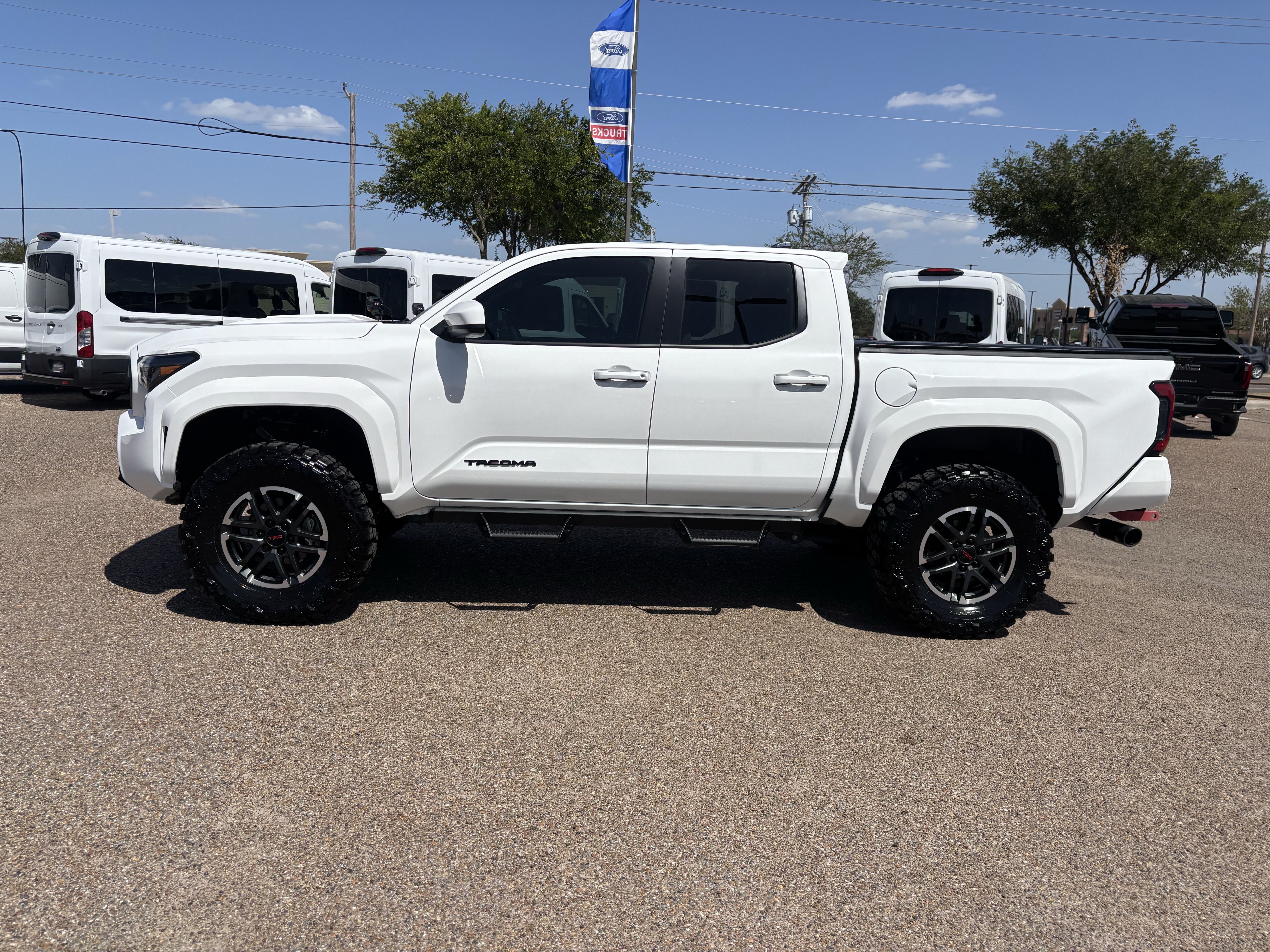 Used 2025 Toyota Tacoma TRD Sport AWD/4WD image 2