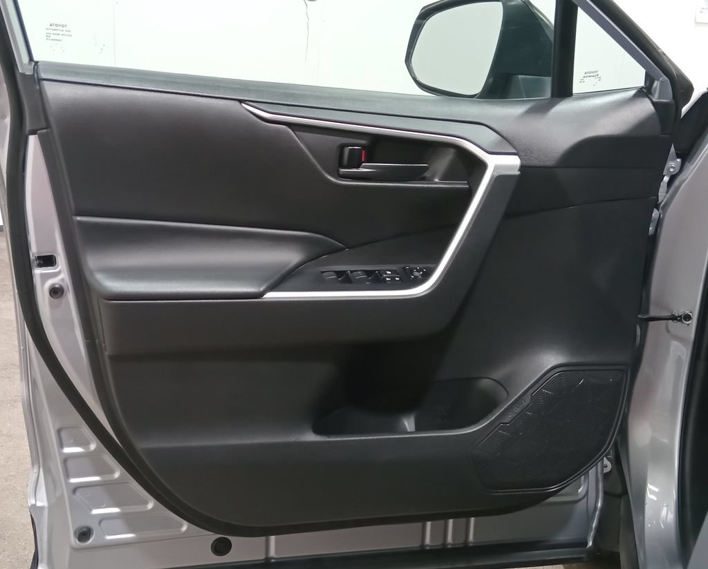Used 2022 Toyota RAV4 LE FWD image 16