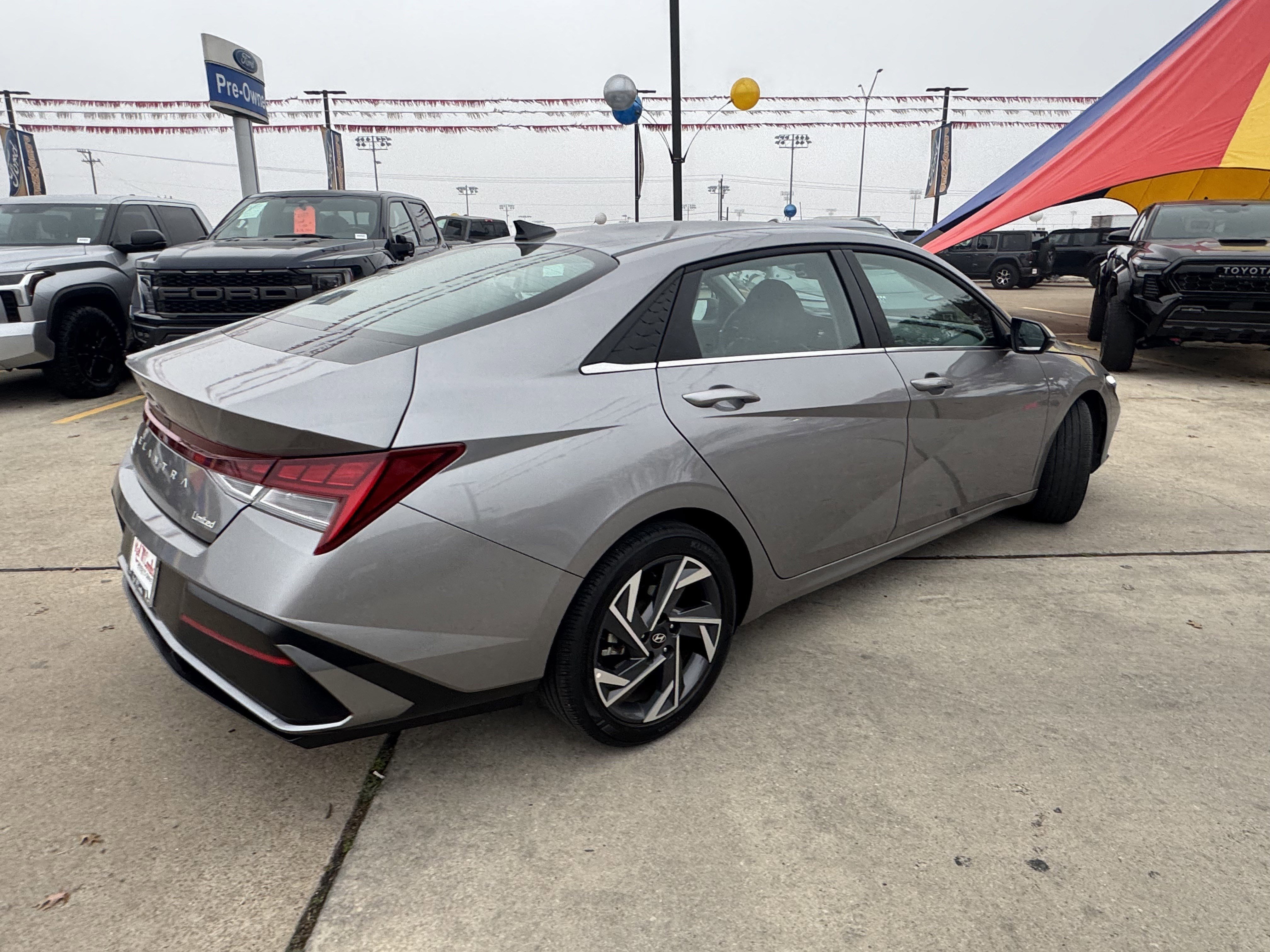 Used 2025 Hyundai Elantra Limited image 4