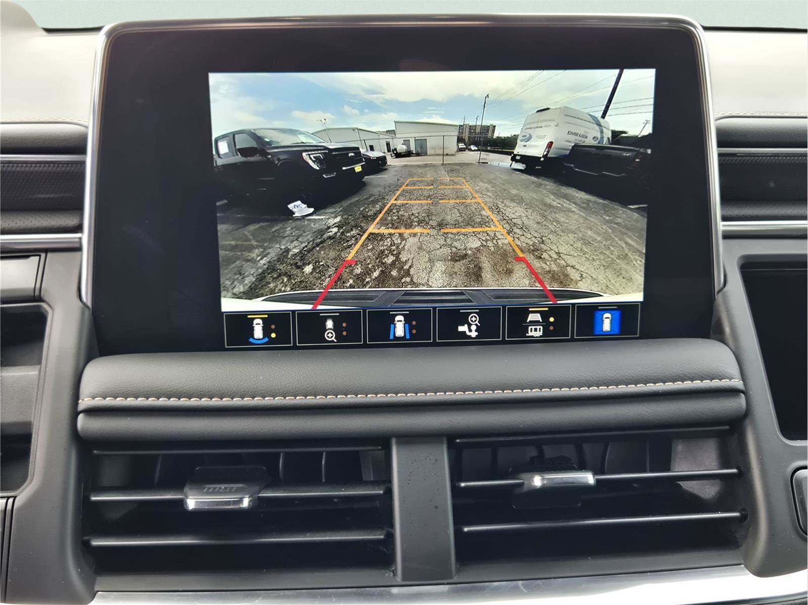 Used 2024 GMC Yukon AT4 w/ Technology Package AWD/4WD image 16