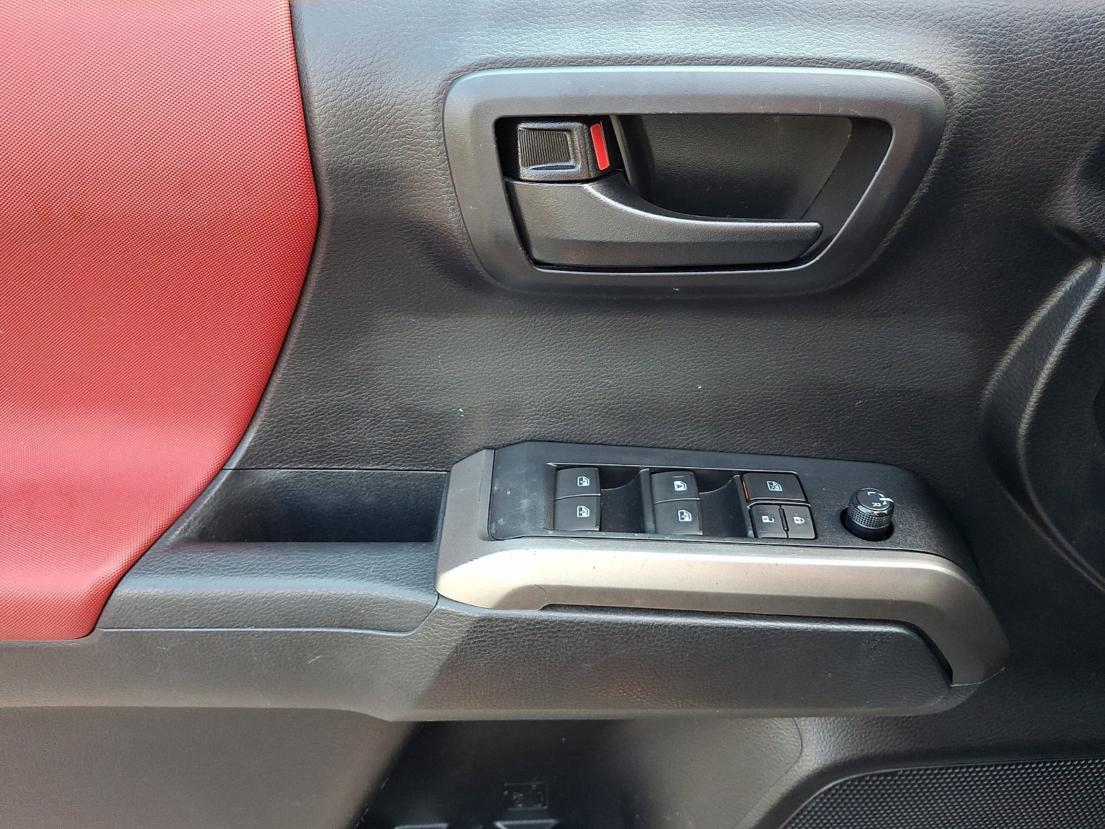 Used 2021 Toyota Tacoma SR5 AWD/4WD image 13