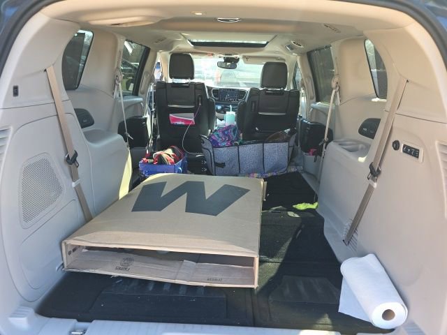 Used 2023 Chrysler Pacifica Limited w/ Uconnect Theater Family Group image 21