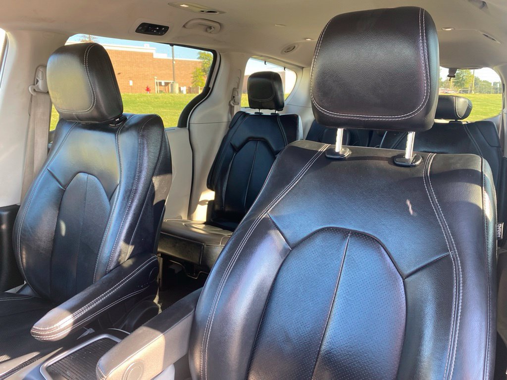 Used 2022 Chrysler Pacifica Touring-L FWD image 17