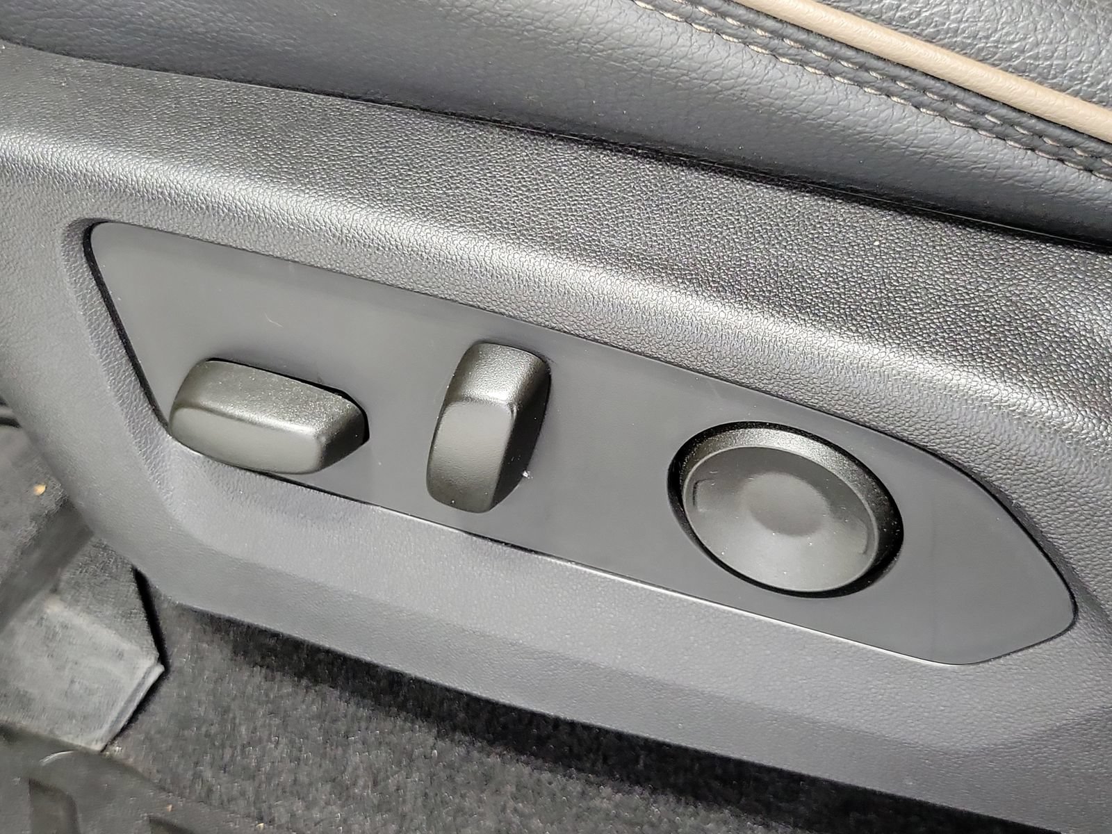 Used 2025 GMC Canyon Denali AWD/4WD image 9