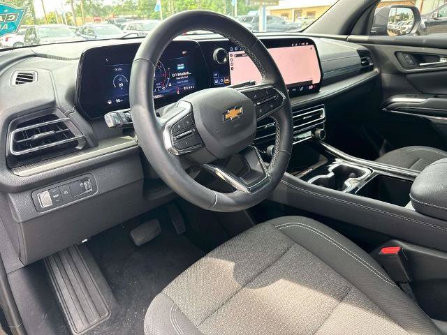 Used 2025 Chevrolet Traverse LT FWD image 17