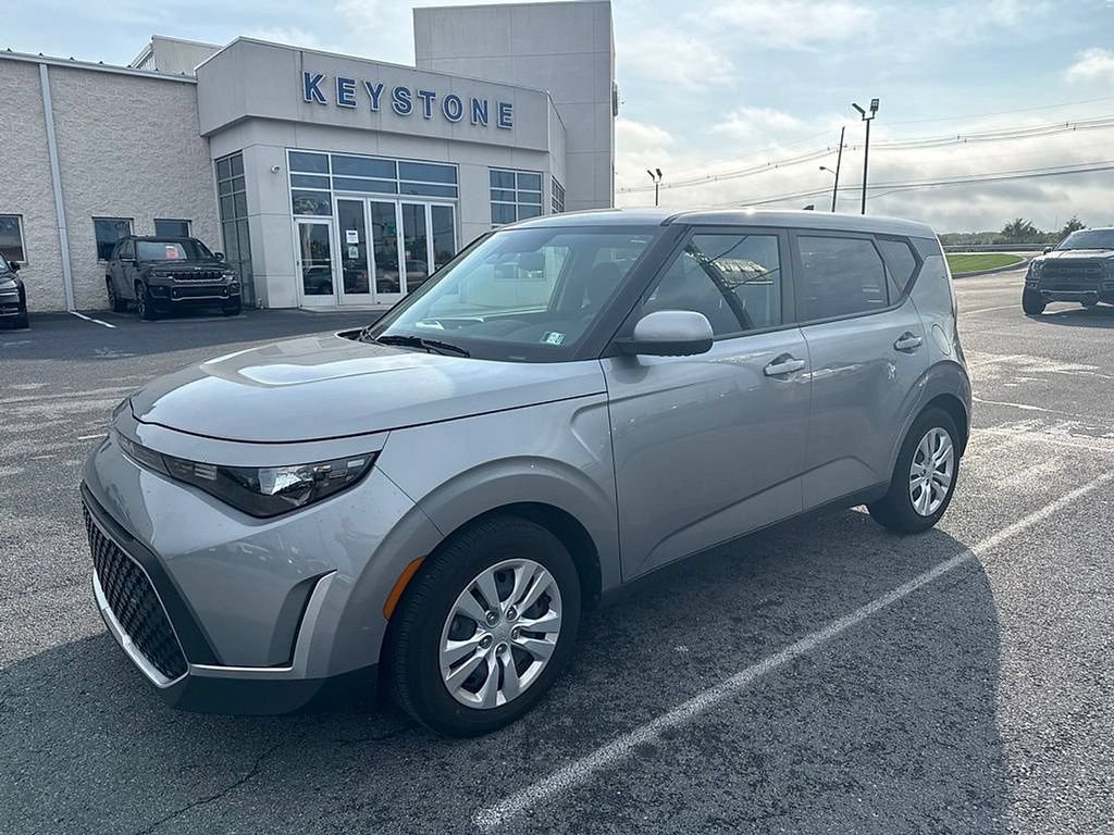 Used 2023 Kia Soul LX FWD image 2