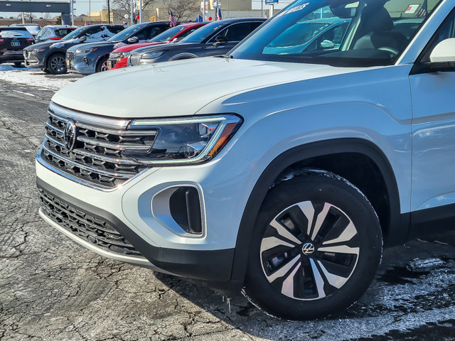 Used 2025 Volkswagen Atlas SE image 2