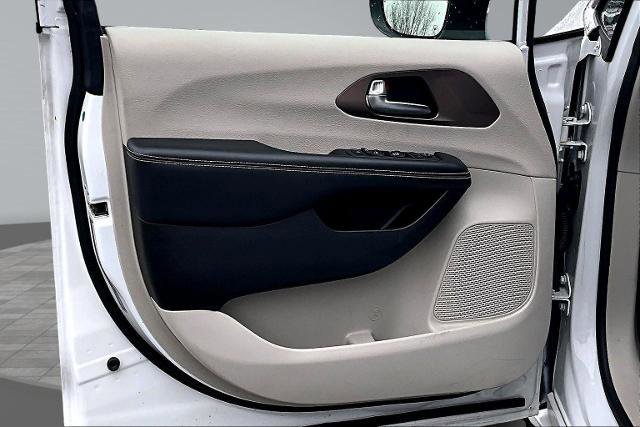 Used 2022 Chrysler Voyager LX image 24