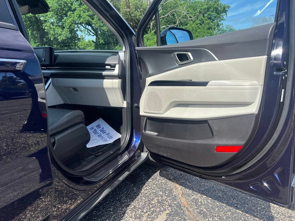 Used 2024 Kia Carnival LX FWD image 35