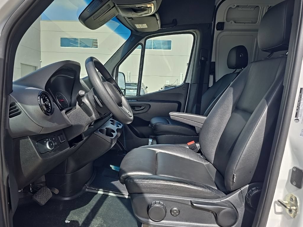 Used 2024 Mercedes-Benz Sprinter 2500 image 3