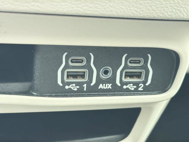 Used 2024 Chrysler Pacifica Touring-L FWD image 30