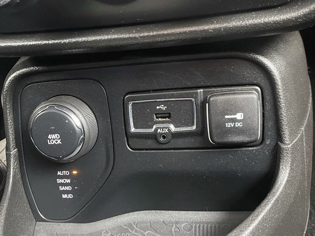 Used 2017 Jeep Renegade Latitude w/ Cold Weather Group image 26