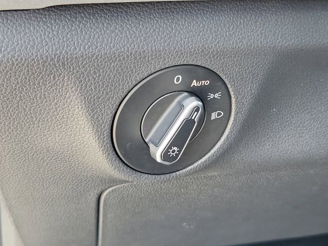 Used 2025 Volkswagen Jetta SE FWD image 19