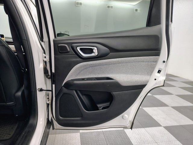 Used 2025 Jeep Compass Latitude w/ Sun & Sound Group AWD/4WD image 15