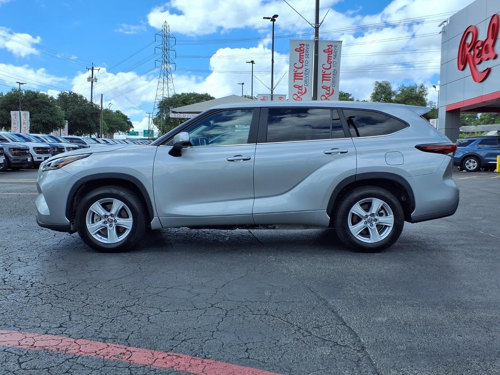 Used 2025 Toyota Highlander LE FWD image 9
