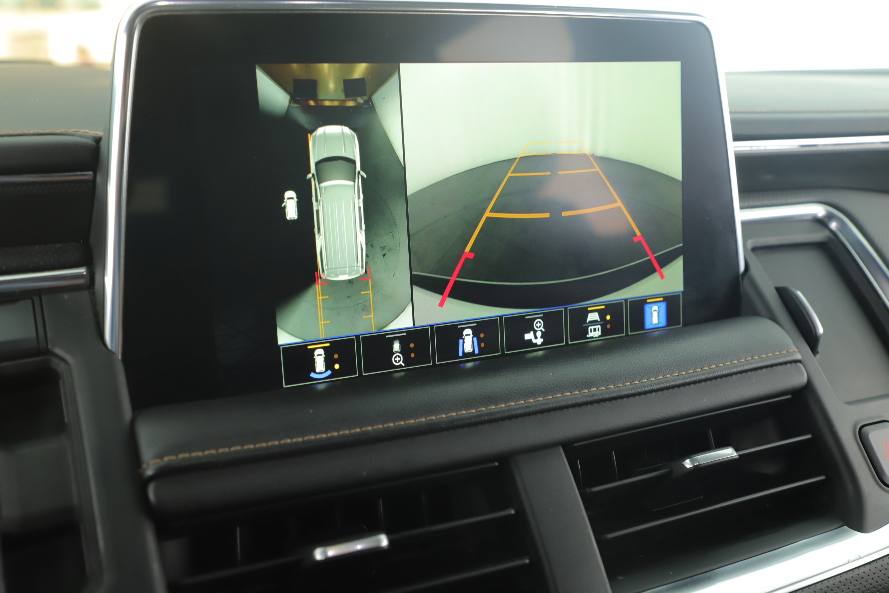 Used 2022 GMC Yukon AT4 w/ Technology Package image 15