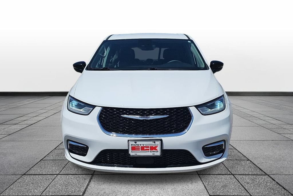 Used 2024 Chrysler Pacifica Touring-L FWD image 2