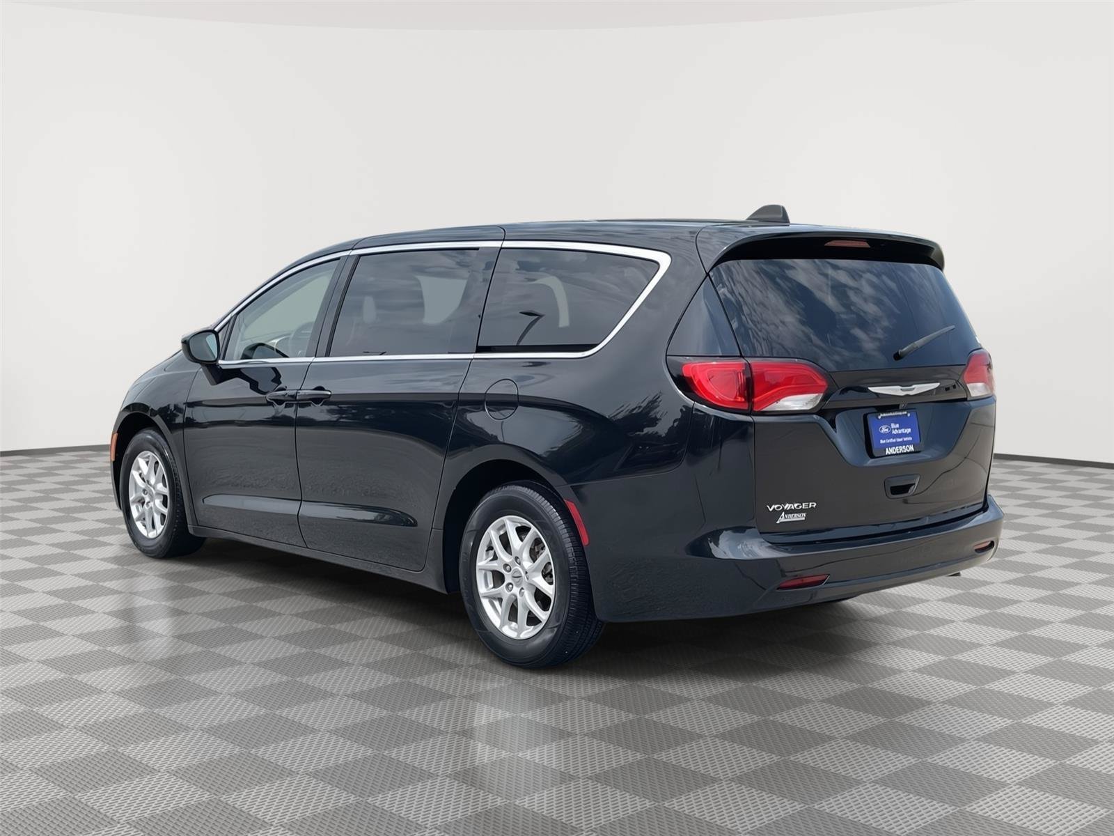 Used 2022 Chrysler Voyager LX FWD image 9