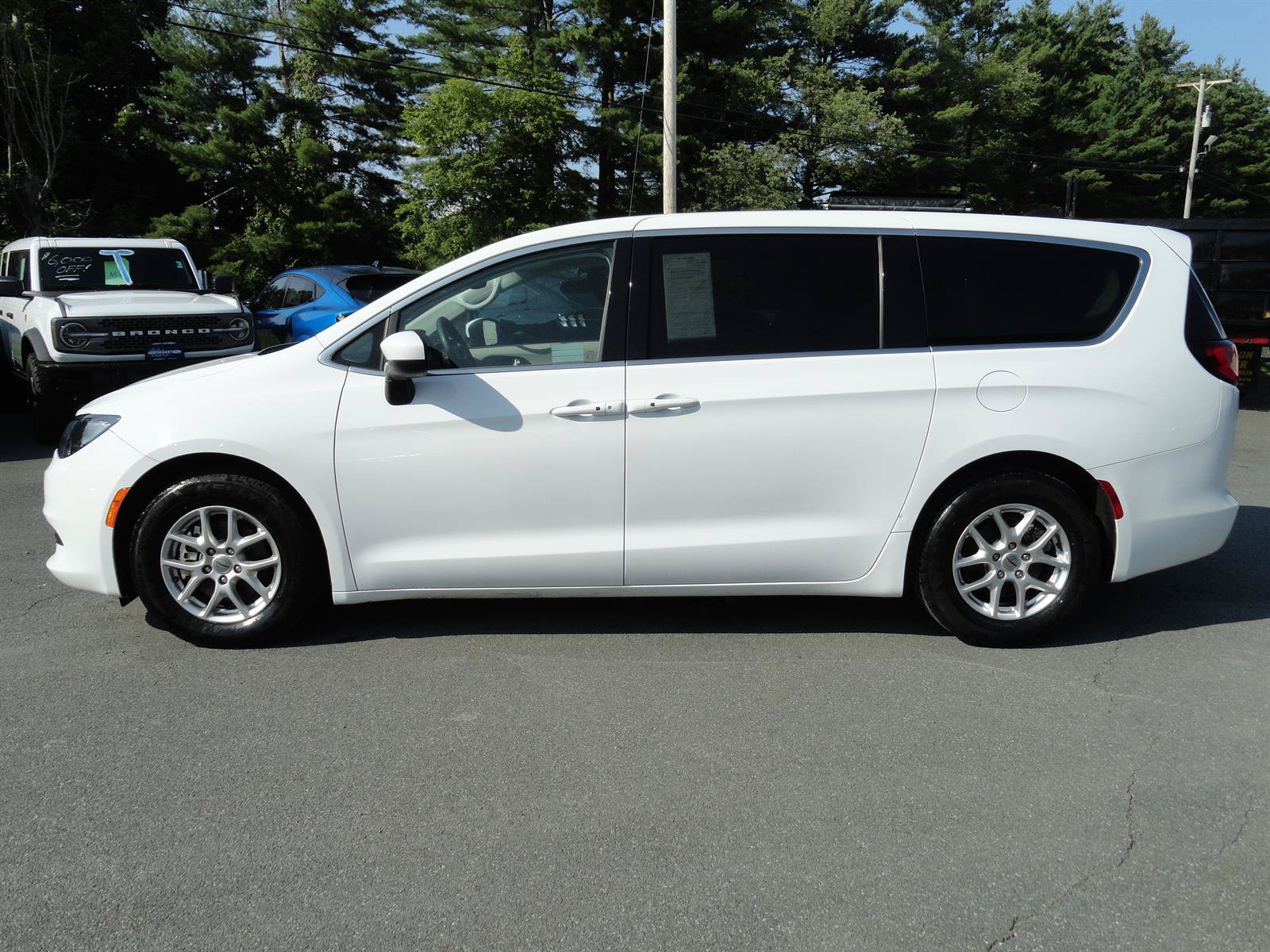 Used 2023 Chrysler Voyager LX FWD image 4