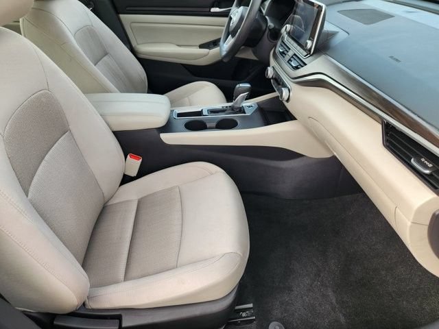 Used 2025 Nissan Altima 2.5 SV FWD image 14