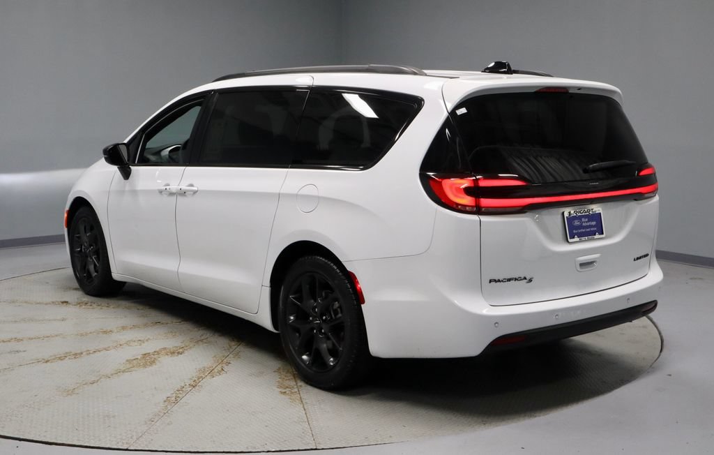 Used 2025 Chrysler Pacifica Limited FWD image 11
