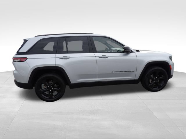 Used 2023 Jeep Grand Cherokee Altitude AWD/4WD image 9