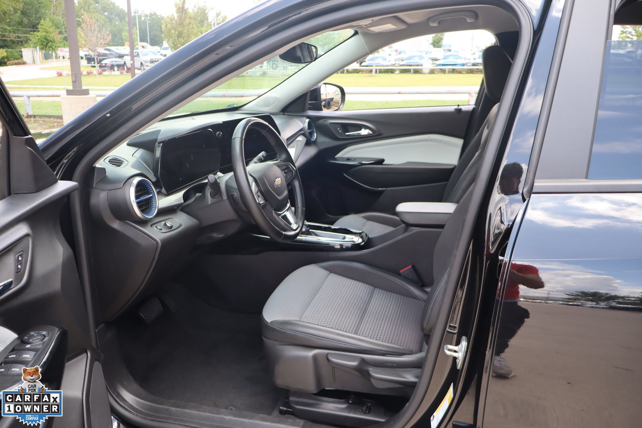 Used 2025 Chevrolet Trax LT w/ LT Convenience Package FWD image 25