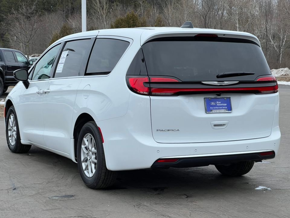 Used 2026 Chrysler Pacifica Select image 4