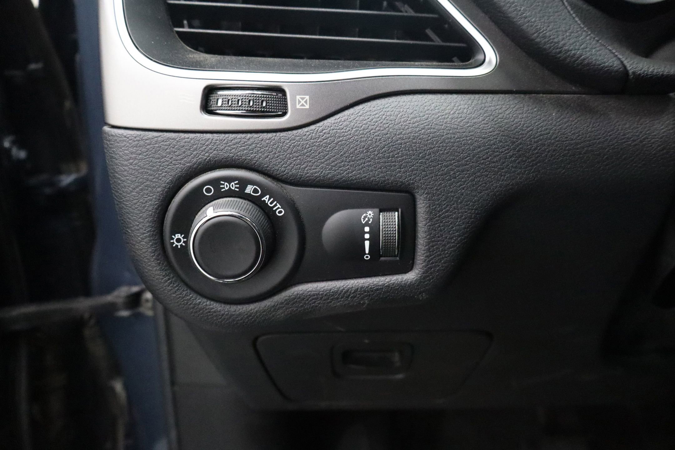 Used 2020 Jeep Cherokee Latitude image 16