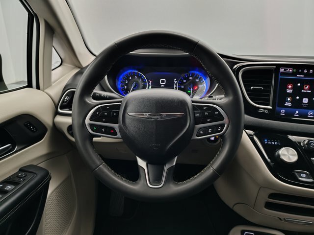 Used 2023 Chrysler Pacifica Touring-L FWD image 34