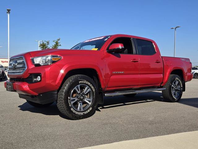 Used 2017 Toyota Tacoma TRD Sport AWD/4WD image 2