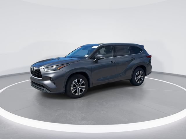 Used 2022 Toyota Highlander XLE FWD image 4
